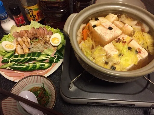 湯豆腐、ヒネ鳥の炙り焼き、レタス、スライスハム、塩もみキュウリ、ゆで卵❗️٩꒰ʘʚʘ๑꒱۶✨|サソリさん