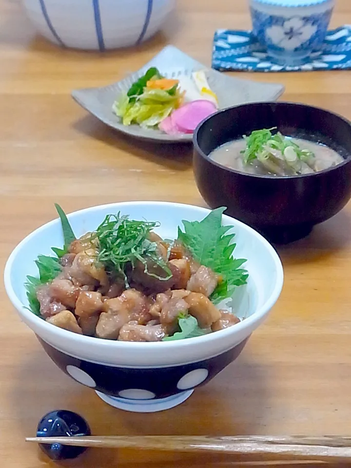 Snapdishの料理写真:今晩は、鳥照焼き丼、香の物三種、粕汁

今日は実家に行って、片付け、掃除、洗濯。
我が家は程々で、職場やよその家を磨くこの頃。
どこが綺麗になっても気分は良いものですが、結局帰宅が遅くなって、超パパッと鳥丼(^^;;
息子は喜んでいますが(^^) 男子は濃い味が好きよね。

昭和な丼を20個持っていたり(^^)
使って|akazawa3さん