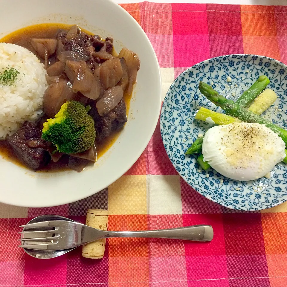 ＊旦那さんの晩御飯＊牛肉の赤ワイン煮・アスパラガスとポーチドエッグのサラダ|髙榮 杏奈さん