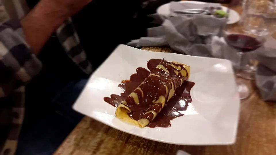 Crepe filled with ice cream and covered with chocolate sauce ...|Simon Mathewsさん