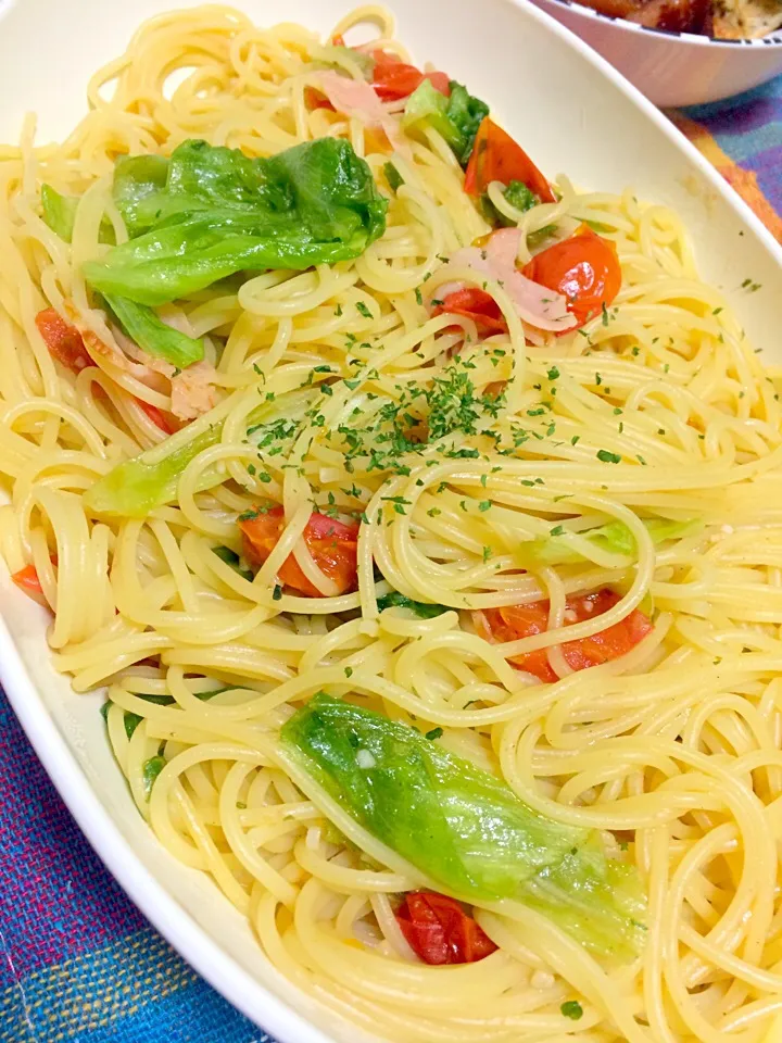 Snapdishの料理写真:レタスとトマトのパスタ|yuri___kさん