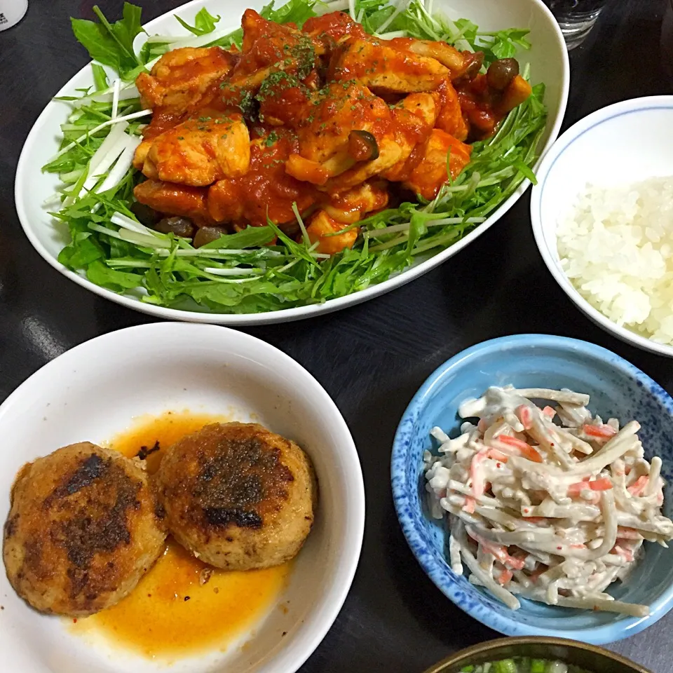 Snapdishの料理写真:今日の晩ご飯は、鶏肉ときのこのトマト煮、ごぼうサラダ、昨日のハンバーグ。|ゆえさん