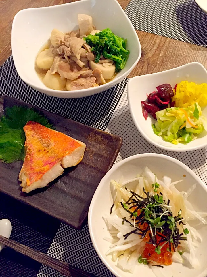 ヘルシー和食🍚金目鯛の塩焼き、豚バラと里芋、菜の花の煮物、新玉ねぎとイクラ和え、お漬物🍀|まみりんごさん