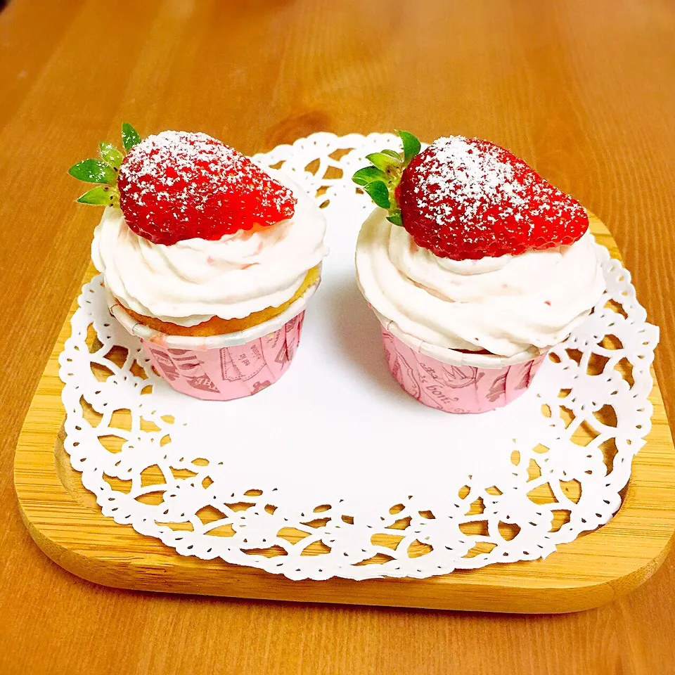 いちごのミニカップケーキ|イズミさん