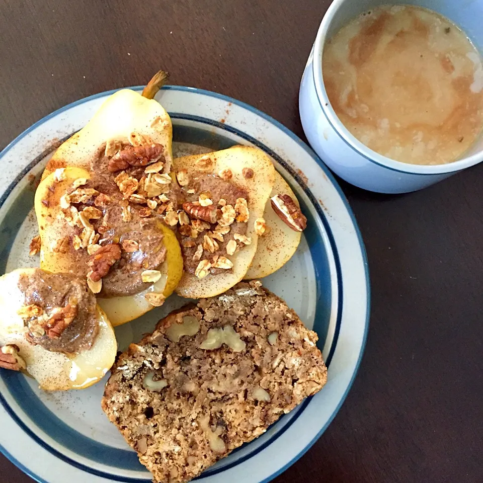 Homemade whole wheat vegan banana bread with hazelnut chai latte and sliced pears with almond butter, granola and a drizzle of honey|victoria valerioさん