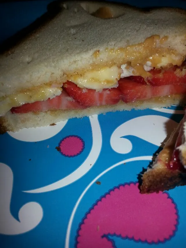 peanut butter, banana, and strawberry sandwich on brown rice bread.|Polly Gelfusoさん