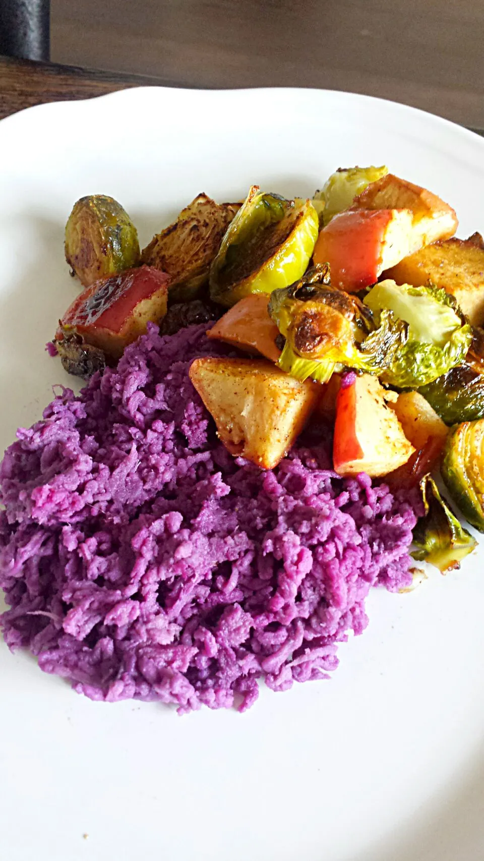 Roasted Apples and Brussel Sprouts with a Roasted Mashed Japanese Purple Sweet Potato.  #vegan #vegetarian #whatveganseat #instafood #yogamind #yoga #purefood @|lisaさん