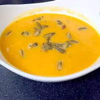 Butternut Squash Soup with apple bits, onions, fresh sage leaves and pumpkin seeds|Agnieszka Sygnarowicz Burnettさん