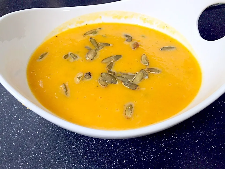 Butternut Squash Soup with apple bits, onions, fresh sage leaves and pumpkin seeds|Agnieszka Sygnarowicz Burnettさん