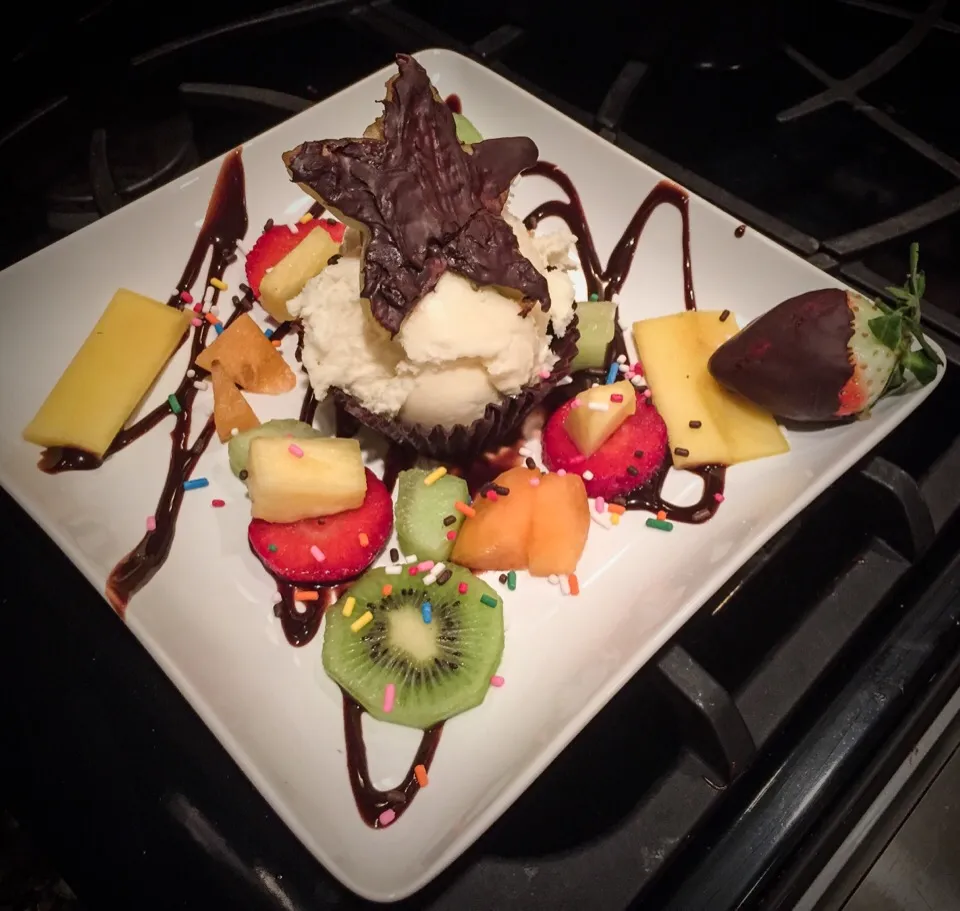 Fresh fruit in a chocolate cup w/ ice cream|chef_MelissaWさん