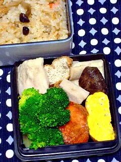 お弁当（炊き込みご飯、しらす入り卵焼き、焼き魚（鱒）、高野豆腐と油揚げと干し椎茸の煮物、ブロッコリー）|すーさん