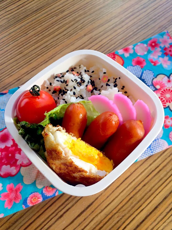 ＊お弁当＊ ウインナ 半月卵 ニンニクの芽炒め かまぼこ|pinoyamaさん