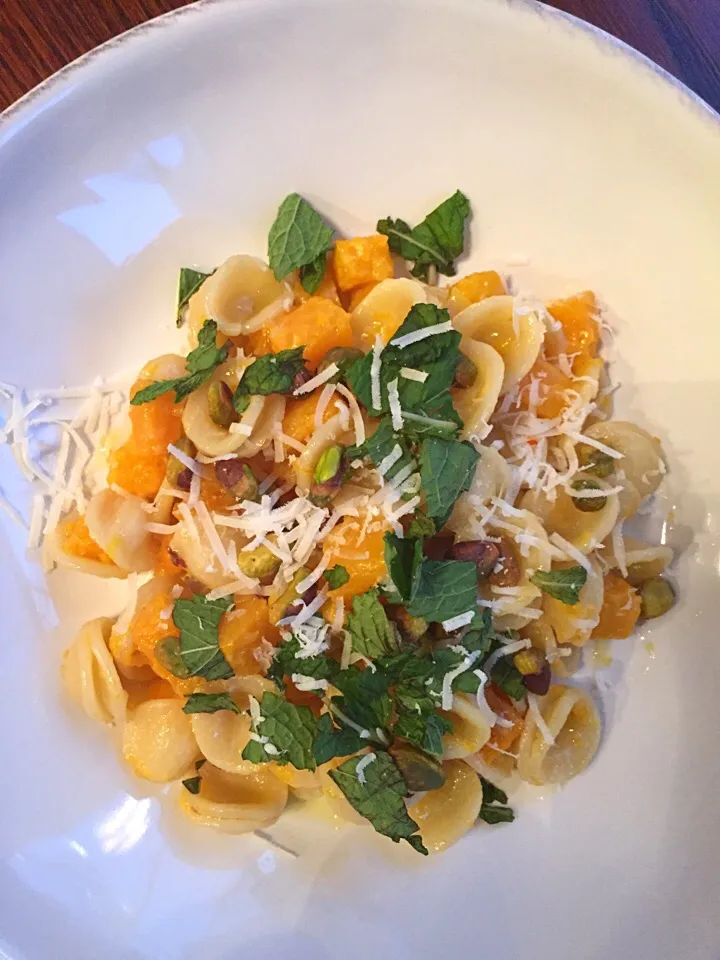 Pasta with butternut squash, mint, and pistachio|Matthew Cashenさん