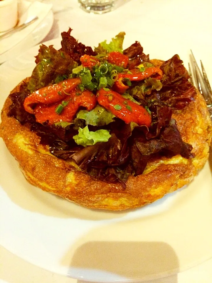 Potato egg omelet topped with lettuce and tomatoes soaked in vinigrette|evelynさん