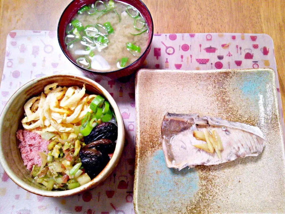 ３月３日 ちらし寿司風丼 ぶりの塩煮 しじみのお味噌汁|いもこ。さん