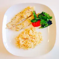 Pan-seared catfish, brown rice and green salad with vinaigrette dressing #greensalad #catfish #brownrice #cleanliving #choosetobehealthy #diet #discipline #eath|Camille Oniaさん