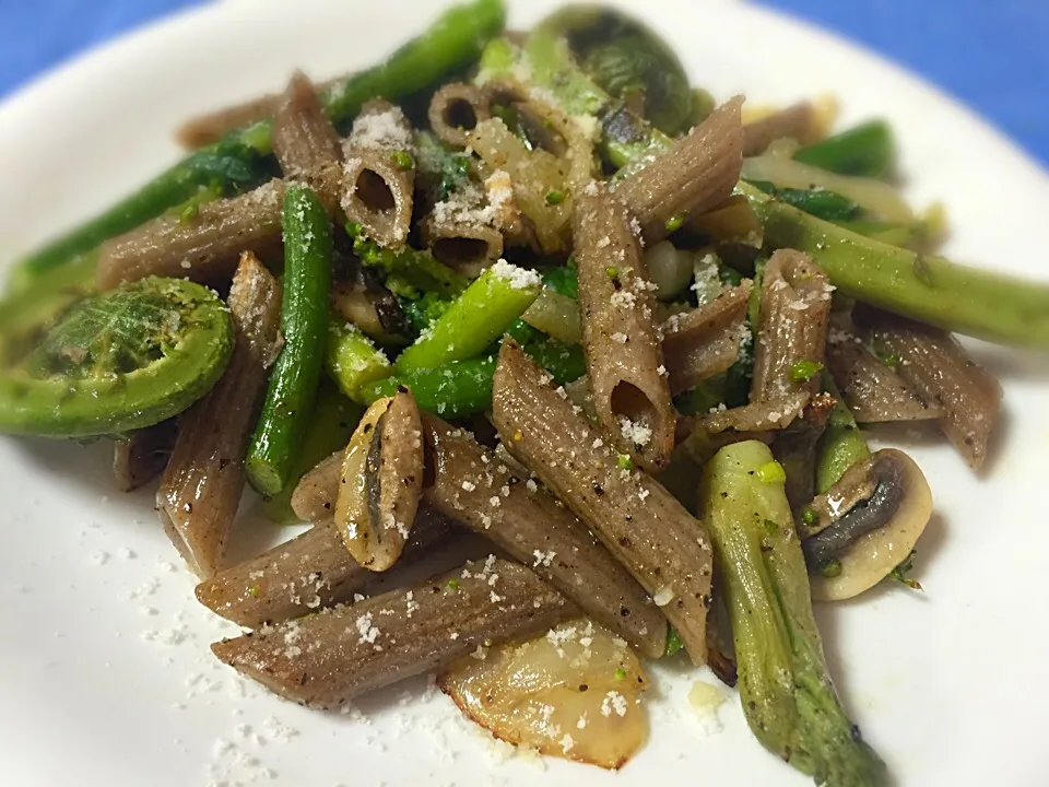 たらの芽、こごみ、香りのいい大蒜の芽など使った、ベジなパスタ。ペンネは蕎麦粉で作ったもの。|小川真一さん