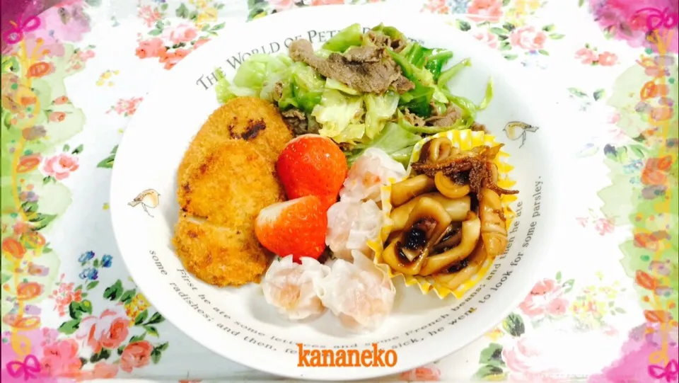 今夜の夕食！ 春キャベツの炒め物 & イカの煮付け & カニしゅうまい & お魚コロッケ & いちご    (2015.03.05,19:02)|かなさん