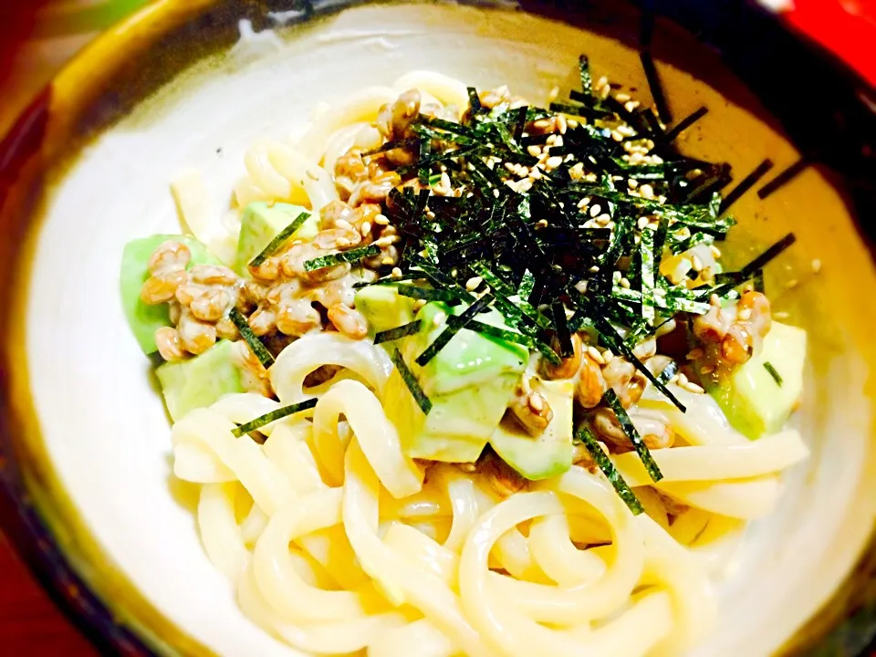 Snapdishの料理写真:アボカド納豆うどん|みゃーこさん