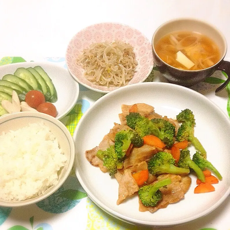 きゅうりとトマト・もやしのナムル・エノキとネギと豆腐のお味噌汁・豚ケチャップ炒め|美也子さん