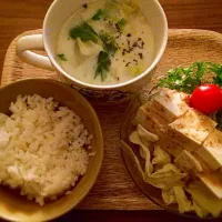 カブと白菜のクリームシチュー(カブの葉も入れてみた)、豆腐サラダ(ワサビ菜にはまってる)、米|あほぱななさん