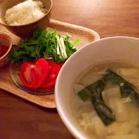 【昨日の晩御飯】餃子入り中華スープ(元彼と作った餃子なんて消費してやる！)、水菜とワサビ菜のナムルサラダ、キムチ、米|あほぱななさん