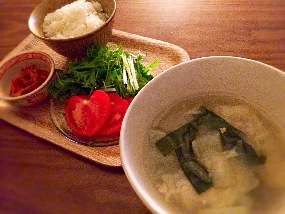 Snapdishの料理写真:【昨日の晩御飯】餃子入り中華スープ(元彼と作った餃子なんて消費してやる！)、水菜とワサビ菜のナムルサラダ、キムチ、米|あほぱななさん