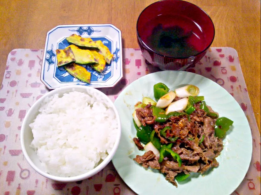 ３月４日 牛肉とピーマンのピリ辛味噌炒め かぼちゃのグリル わかめスープ|いもこ。さん