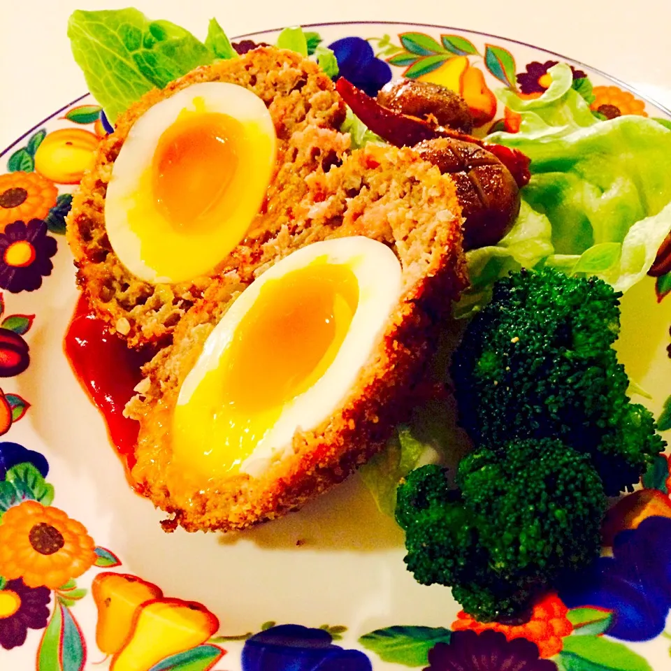 Scotch egg ♪朝ドラ め以こさんも驚く⁉︎  dancyu たまごの学校から得たヒントで自分流に作ってみました♪トロ〜りです。|静香さん