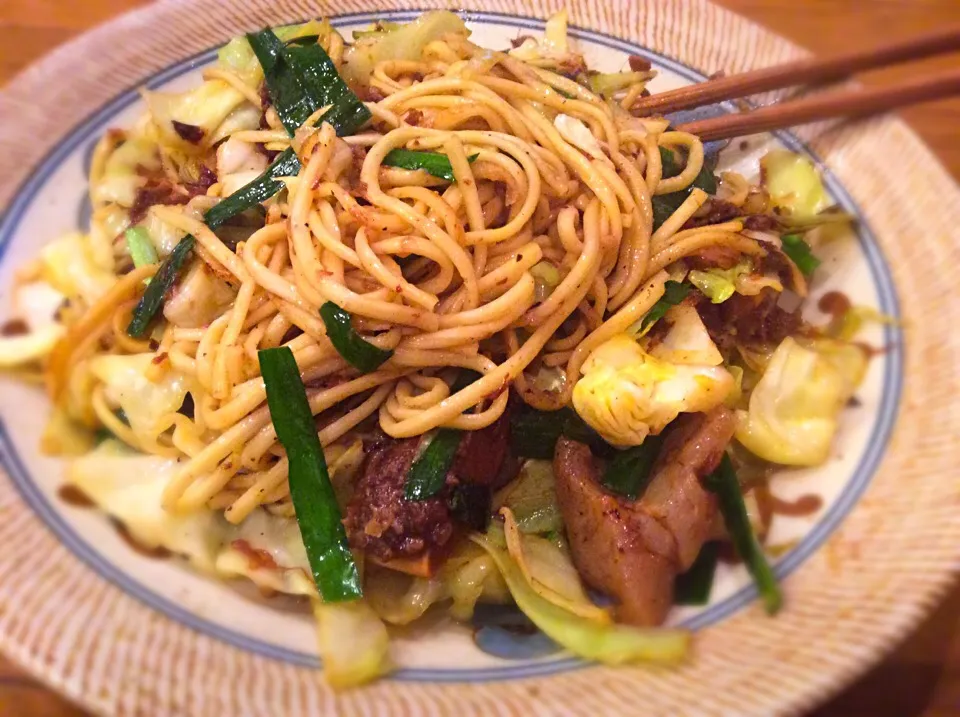 牛スジ肉とキャベツの塩焼きそば|かなしゅうさん