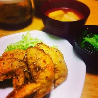 Snapdishの料理写真:甘辛手羽先唐揚げ、チンゲン菜のナムル、豆腐と油揚げの中華スープ、なめたけ|はしもさん