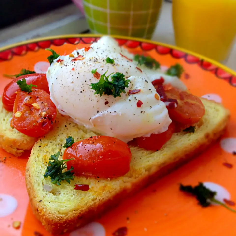 Poached eggs with cherry tomatoes, chili flakes and parsley|Safiraさん