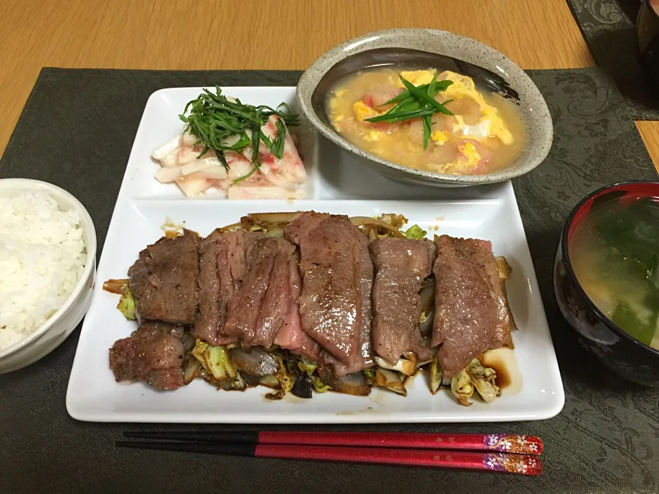 和牛乗せ野菜、長芋の梅肉和え、お麩の卵とじ、お味噌汁。|Angie44さん