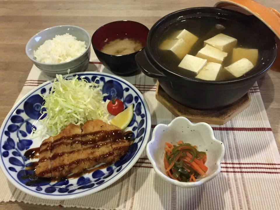 Snapdishの料理写真:パック肉のまま簡単トンカツ・湯豆腐・ピーマン人参のキンピラ・舞茸の味噌汁|まーままさん