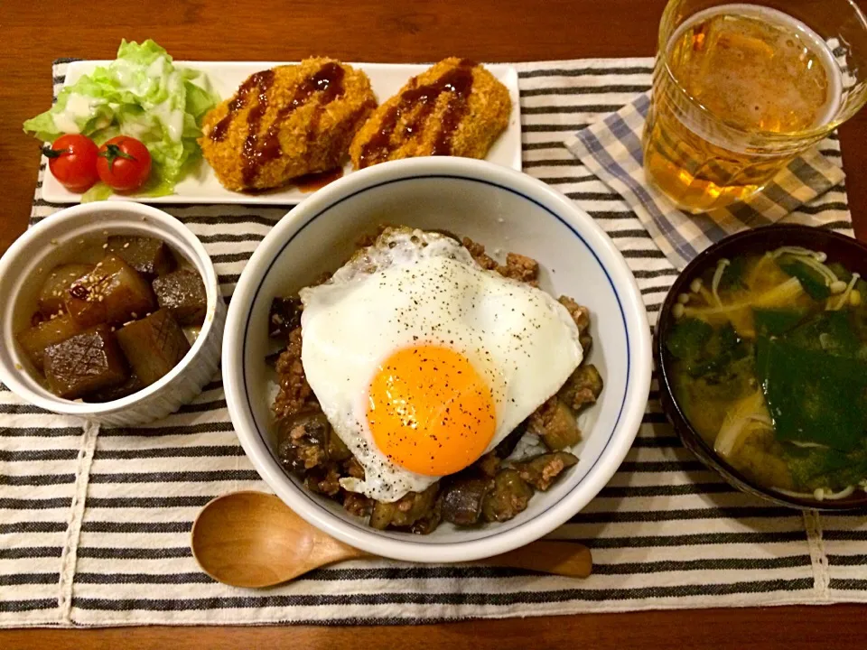 ナスとひき肉の甘味噌丼 ピリ辛こんにゃく カボチャコロッケ ほうれん草のお味噌汁|haseseさん