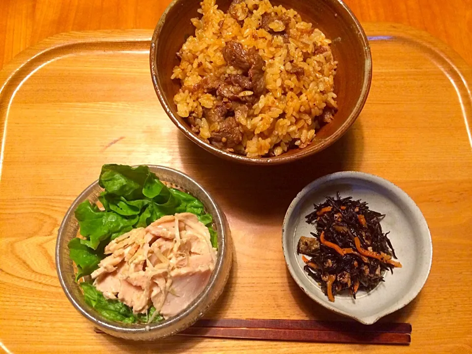 焼肉炒飯、ひじき煮、鶏胸肉と葱のゴマドレッシング和え|yuyusuzuさん