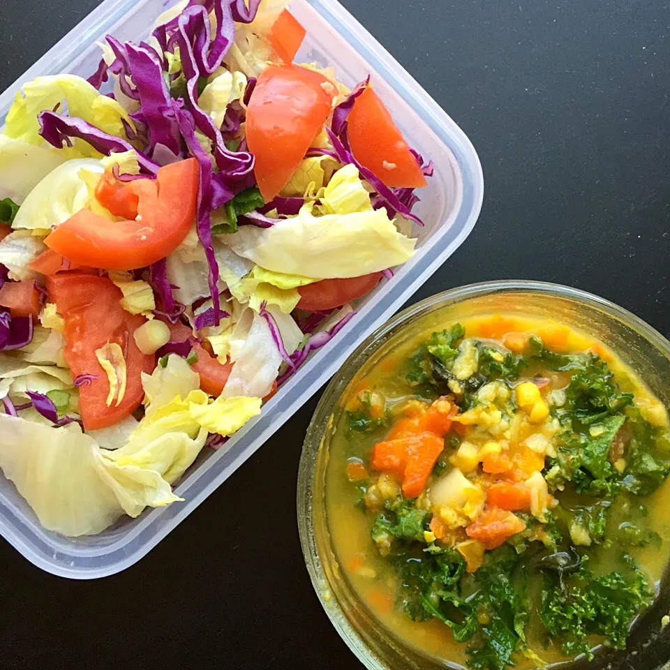 Fresh tossed salal with kale and vegetable soup|victoria valerioさん