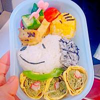幼稚園娘のお弁当。餃子の中身を薄焼き卵で巻いて蒸したの、絹さや、そぼろ卵巻きおにぎり、スヌーピー耳はひじきご飯、大学芋もどき。