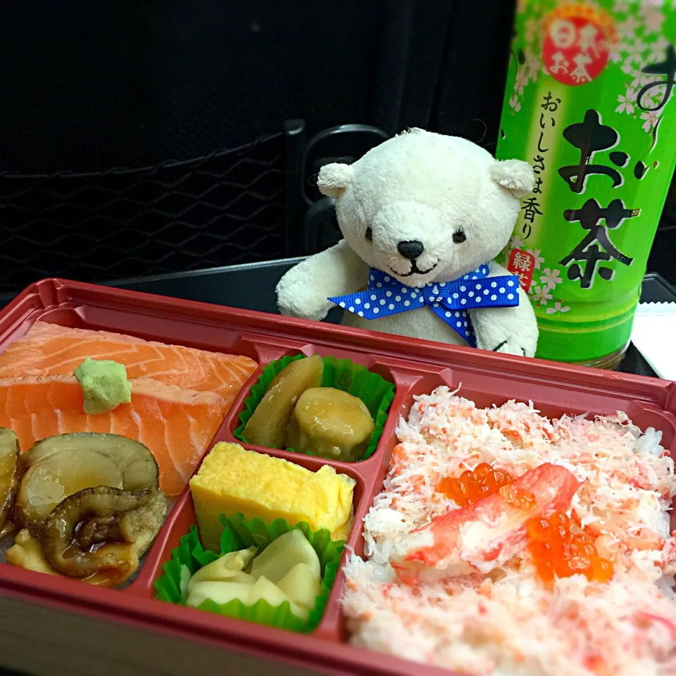 Snapdishの料理写真:シャケホタテ弁当。成田エクスプレスにて（≧∇≦）でも海外には行かないww|リュカさん