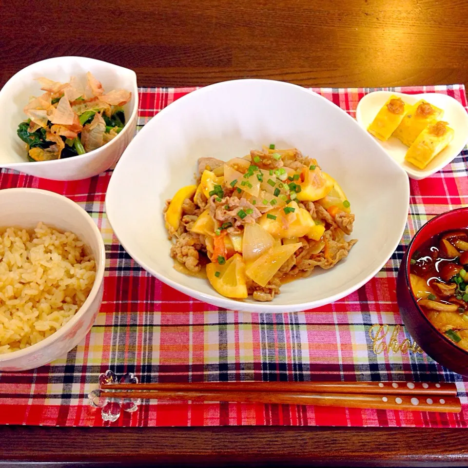 レモン🍋トマト🍅酢豚、ほうれん草のおひたし、梅たまご焼き、なめことお揚げのお味噌汁、発芽玄米|にゅきさん