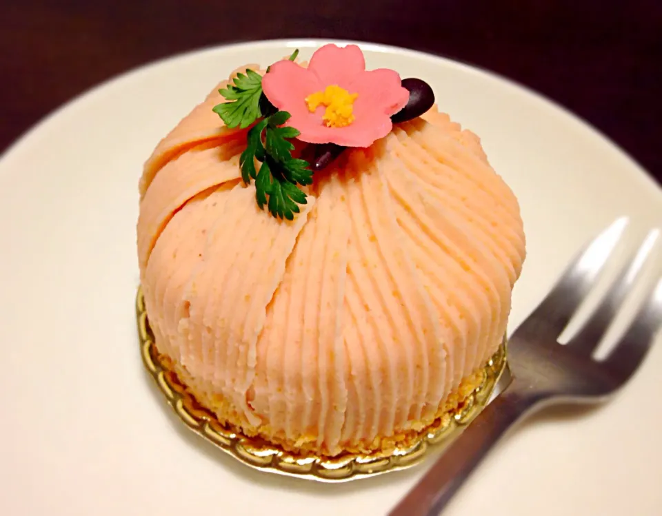 Snapdishの料理写真:桜咲くケーキ|Yoshihiko  Yokoyamaさん