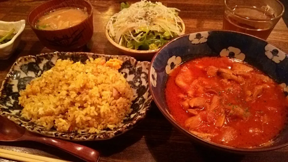 賄い飯🍚 チキントマトソース煮、カレーピラフ|Gauche Suzukiさん