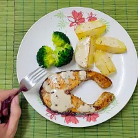 Snapdishの料理写真:Pan seared salmon with brocolli and potatoes.|Haida Subakirさん