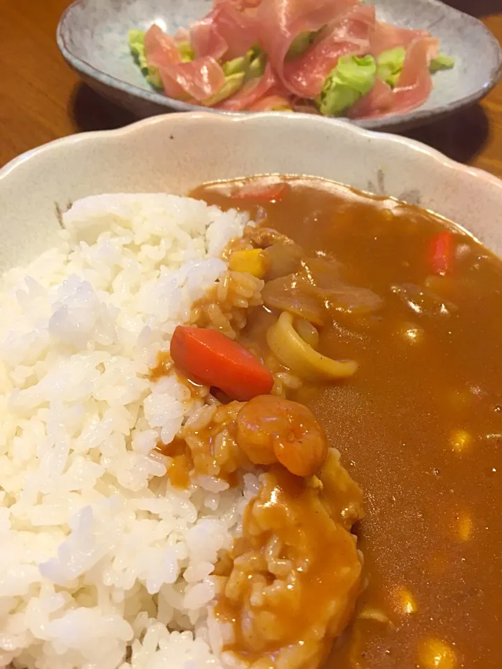 Snapdishの料理写真:シーフードとコーンのカレー&生ハムと蒸し春キャベツ|さくたえさん