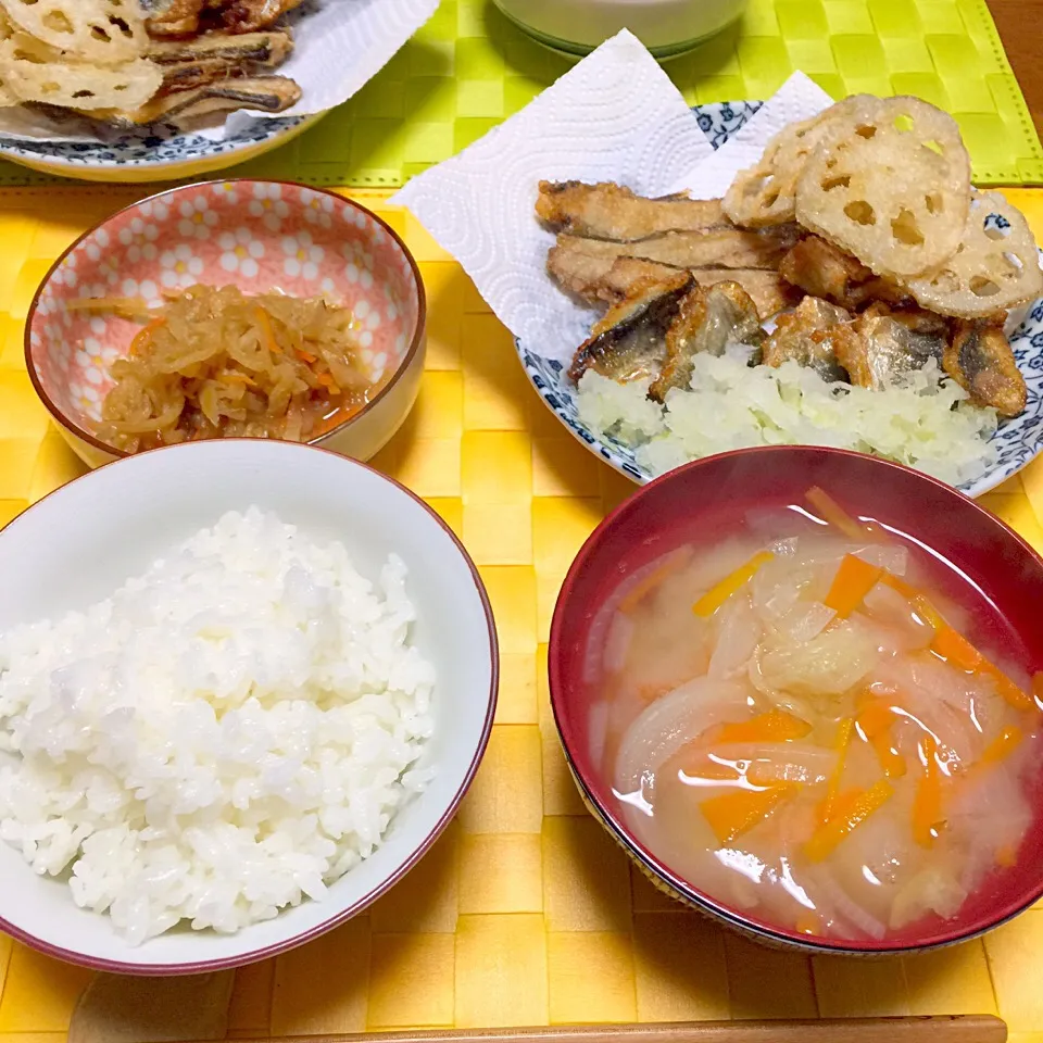 切り干し大根の煮物、蓮根チップスとアジの唐揚げ、白菜と根菜のお味噌汁|舐め子さん