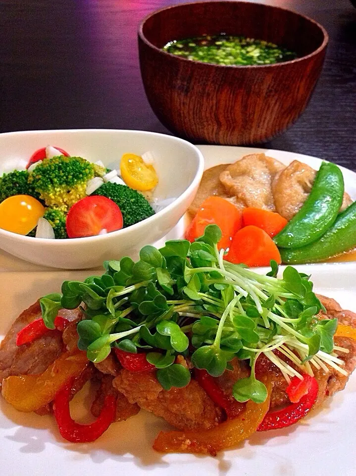 ⭐️豚ヒレとパプリカのピリ辛炒め ⭐️お麩と野菜の炒め煮 ⭐️ブロッコリーとトマトのレモン風味サラダ ⭐️細ネギの味噌汁|よっちぃさん