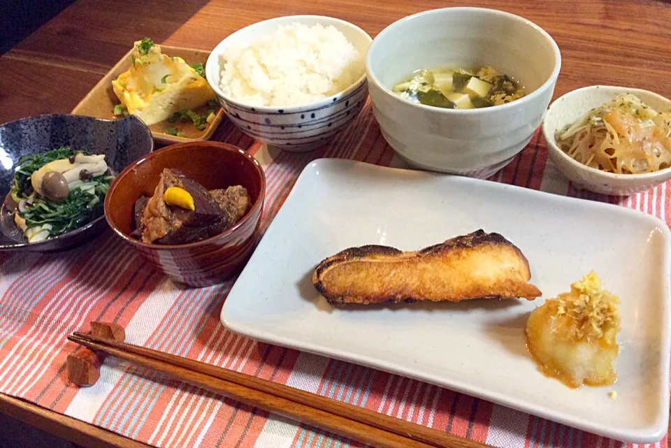 本日の夕食＊鰤の塩焼き、豚の角煮、水菜としめじと油揚げのおひたし、出汁巻き玉子、蓮根のキンピラ2種、ワカメと豆腐の玉子スープ、ごはん|サチさん