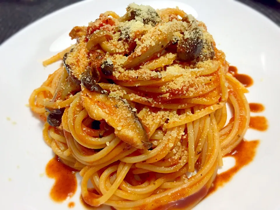 キノコ🍄とベーコンのトマトソースパスタっすw|みほままこさん