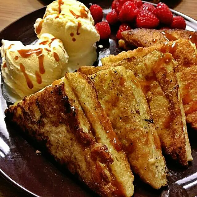 Snapdishの料理写真:Waffles with ice cream and rasberries|Yummy Mummyさん