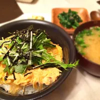 Snapdishの料理写真:親子丼とほうれん草の胡麻和えとえのきのお味噌汁|maracataさん